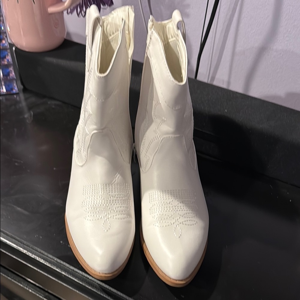 White Ankle Boots with Western Design and Medium Heel